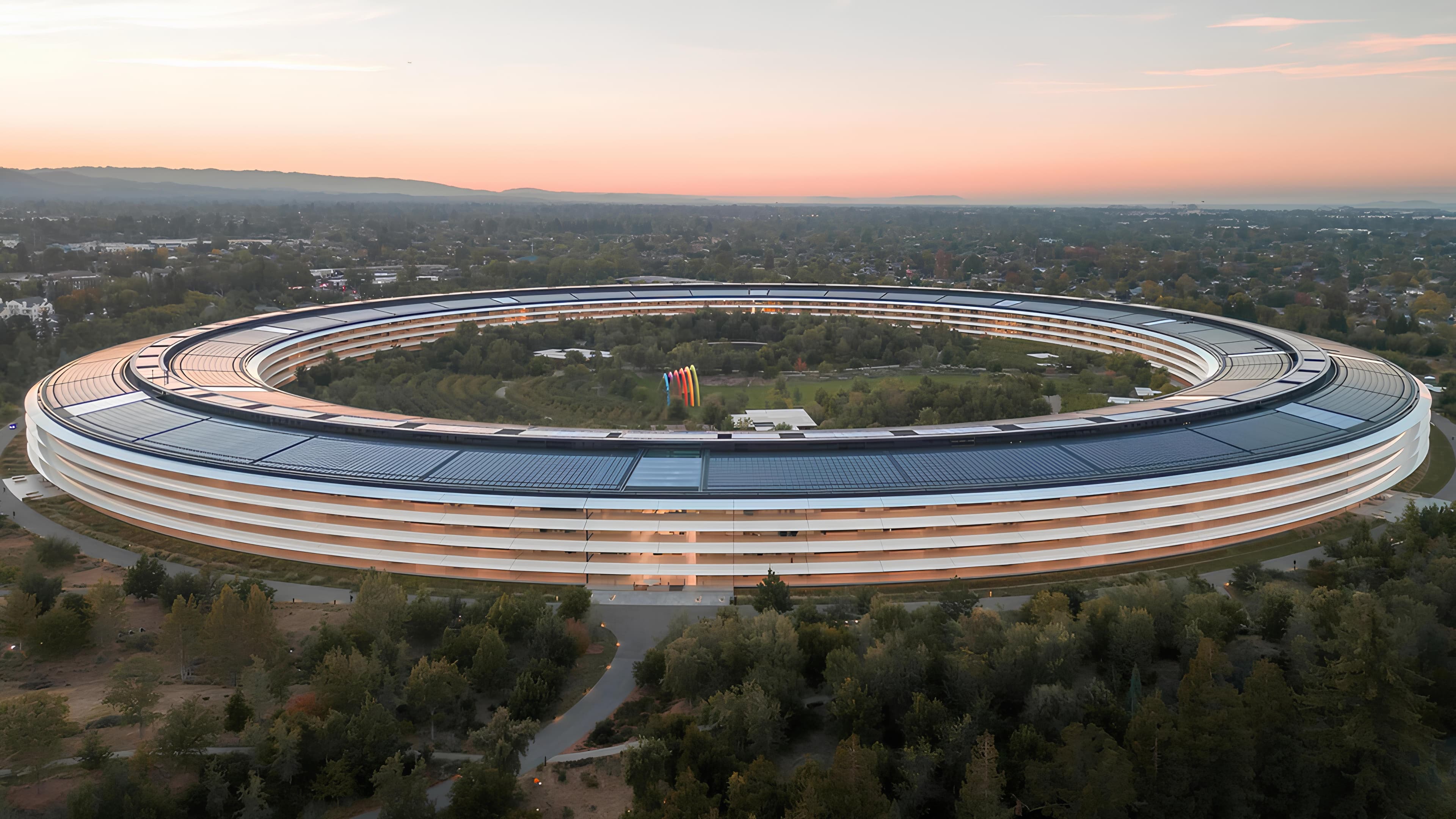 シリコンバレーのApple Parkの夕暮れ時の全景